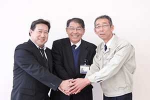（左から）ＮＴＴビジネスソリューションズ長馬、黒川地域行政事務組合の櫻井課長、富士建設工業の青沼様