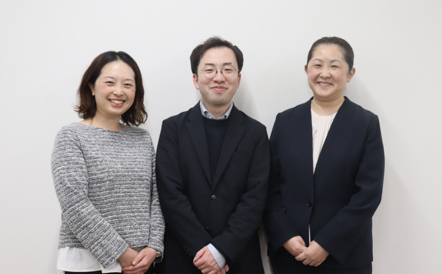 株式会社ディーエムエス　佐伯 敦子 課長、塚本 功治 主任、太田 美夏 課長