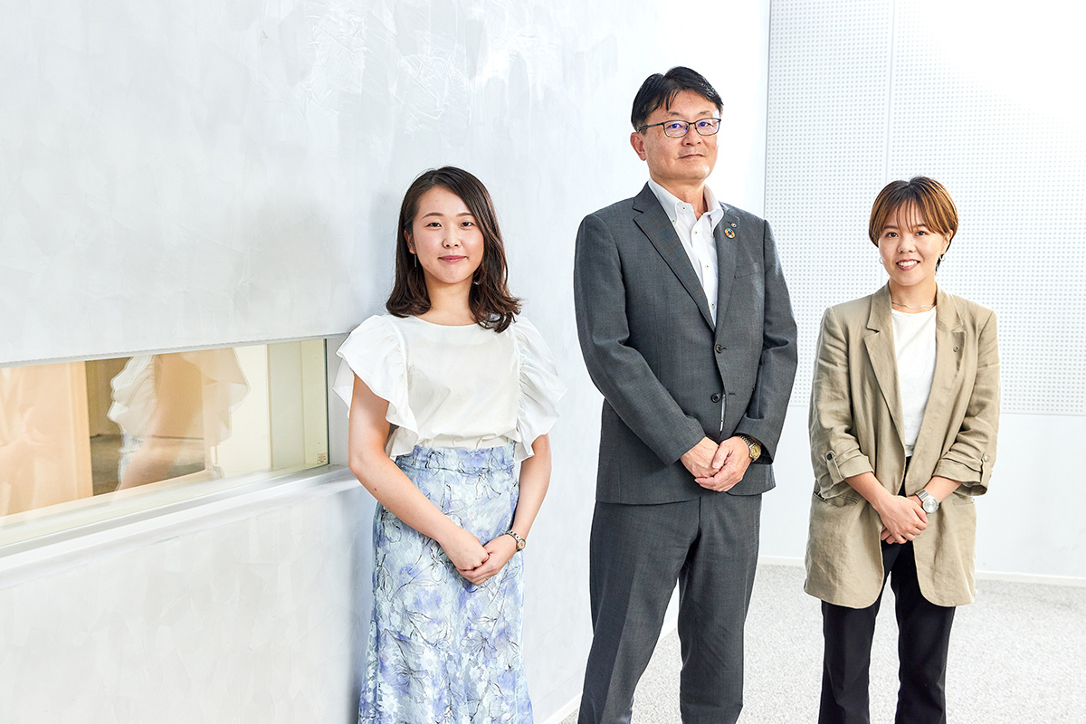 左から室井氏、桑田氏、藤原氏