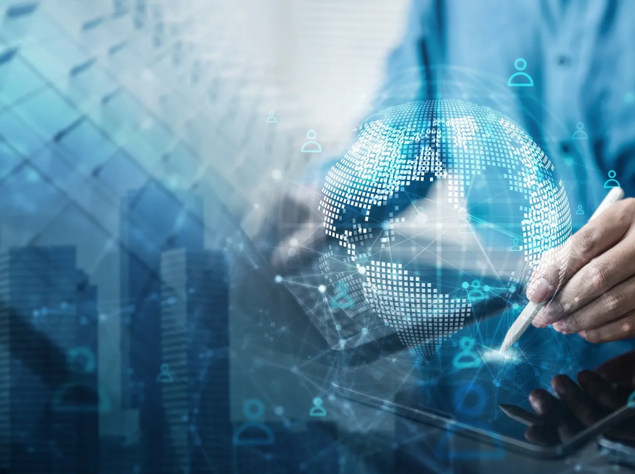 デジタル地球とタブレットで表現されたグローバルネットワークのイメージ