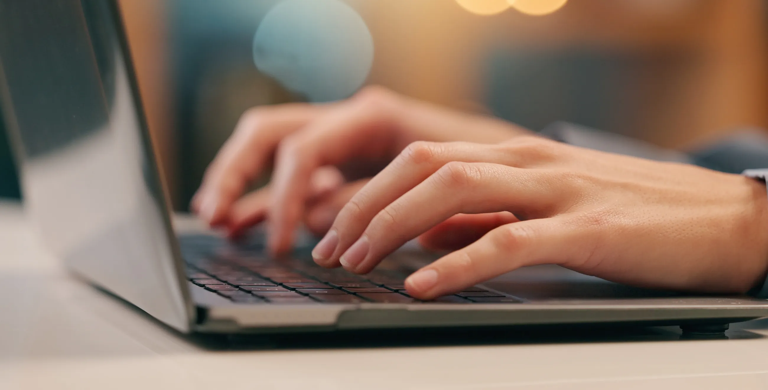 パソコンのキーボードを打つ手元の写真