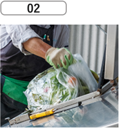 02 食品残渣発酵分解装置に野菜などの食品残渣を投入
